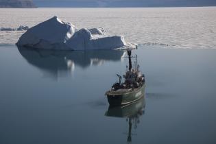 Das Greenpeace-Schiff "Arctic Sunrise" spiegelt sich im Wasser des Hall Basins vor der nordwestgrönländischen Küste, Juli 2009