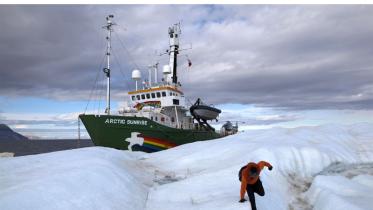 Das Greenpeace-Schiff Arctic Sunrise am Petermann-Gletscher 2009 