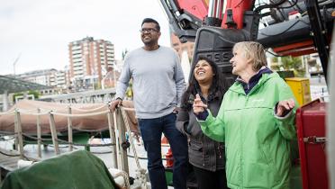 Führungen auf der Arctic Sunrise, zwei Besucher und ein Greenpeace-Mitarbeiter