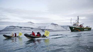 Protest gegen Kohleabbau in der Arktis vor dem Kohlefrachter Pascha. Oktober 2009