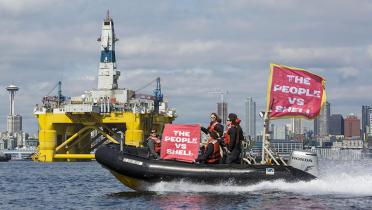 Aktivisten im Schlauchboot vor Bohrinsel