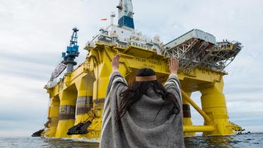 Audrey Siegel vor Ölplattform