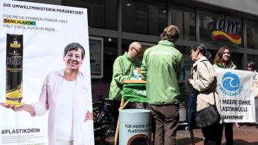 Gruppenaktionstag in Essen, Aktivisten protestieren gegen Plastik in Kosmetik