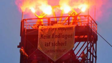 Greenpeace-Aktivisten entrollen Banner am Förderturm Asse, November 2008