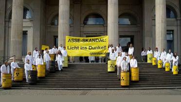 Greenpeace-Aktivisten protestieren vor dem niedersaechsischen Landtag, August 2009