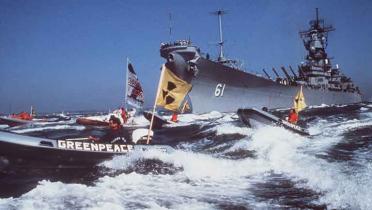 Greenpeace-Aktivisten protestieren mit Schlauchbooten beim Einlaufen des Kriegsschiffs "USS Iowa" im Hafen von Kiel, Juli 1989