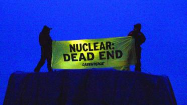 Greenpeace-Aktivisten mit Banner "Nuclear: Dead End"