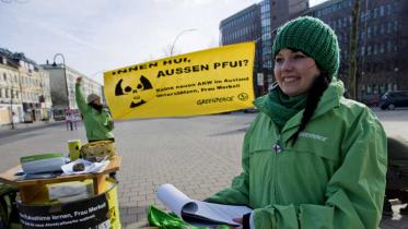Greenpeace-Aktivisten informieren Passanten über die Atom-Außenpolitik der Bundesregierung