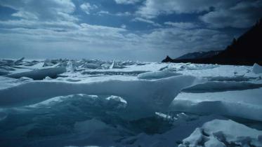 Eisschollem im Baikalsee in Russland, April 2004