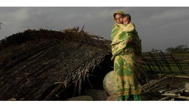 Aruna Baidya, 28, Bangladesch, mit ihrem kleinen Sohn, März 2010