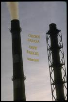Banner zwischen den Schornsteinen der Baikal Zellstofffabrik