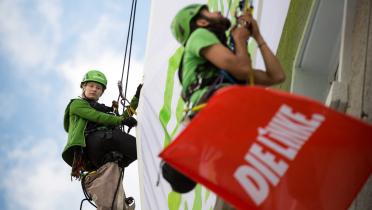 Greenpeace-Aktivisten hängen ein großes Protestbanner an die Parteizentrale der Linken in Berlin, 02.06.2014