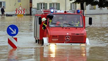Feuerwehrwagen im überfluteten Bad Tölz