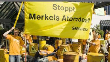 Greenpeace-Aktivisten entrollen ein Banner vor dem Berliner InterContinental, Juni 2009