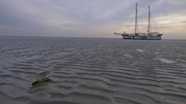 Beluga II fällt im Wattenmeer vor Cuxhaven trocken.März 2011