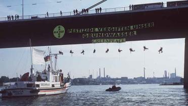 Greenpeace-Protest mit der "Beluga" gegen Verseuchung des Grundwassers durch Pestizide auf dem Rhein, Oktober 1994