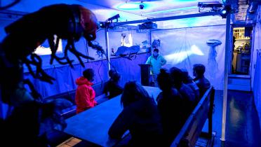 Vortragsraum in der Beluga unter Deck, in blaues Licht getaucht