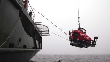 Forschungs-U-Boot wird von der Esperanza hinabgelassen, im Juli 2012 