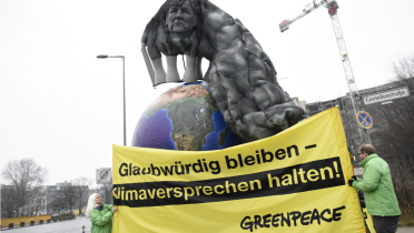 "Glaubwürdig bleiben - Klimaversprechen halten" fordern Greenpeace-Aktivisten mit Bannern vor der CDU-Zentrale in Berlin. Anlass sind die Koalitionsverhandlungen zwischen SPD und CDU.