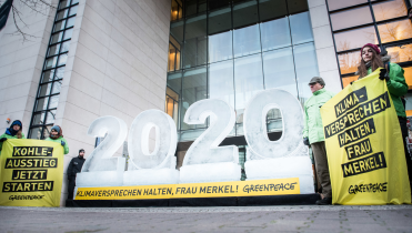 Mit der Klimaschutzziel-Jahreszahl 2020, gefertigt aus Eisblöcken, demonstrieren Greenpeace-Aktivisten vor der SPD-Zentrale in Berlin für Klimaschutz