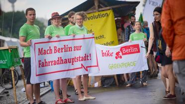 Greenpeace-Aktivisten mit Banner "Fahrradhauptstadt Berlin"