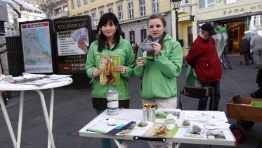Bonn: Ehrenamtliche informieren Passanten