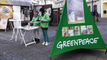 Bonn: Ehrenamtliche informieren Passanten