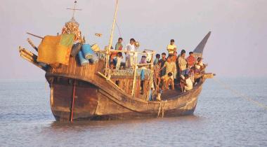 Bangladesh: Holzboot voller Menschen, die wegen eines Strums ihre Häuser verloren haben.
