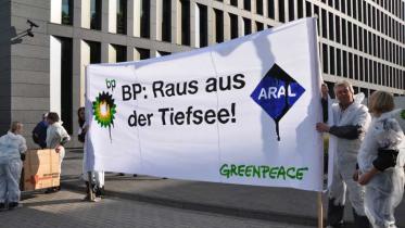 Auftakt des Greenpeace-Protest am 1. Juli 2010 vor der Zentrale von BP-Deutschland