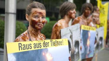 Greenpeace-Protest vor der Deutschland-Zentrale von BP gegen Tiefseebohrungen  im Juli 2010