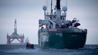 Das Greenpeace-Schiff Arctic Sunrise folgt der Ölplattform von BP