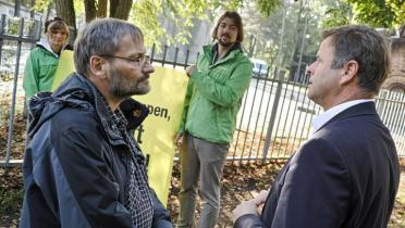 Greenpeace-Klimaexperte Karsten Smid (links) im Gespräch mit Christian Görke ( Die Linke), Finanzminister des Landes Brandenburg.