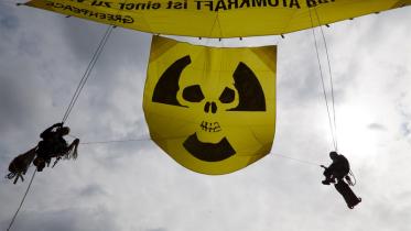 Greenpeace-Aktivisten befestigen Banner am Brandenburger Tor 05/29/2011