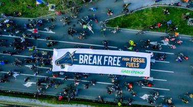 Zagreb, 12. März 2017: Radfahrer-Demo in Zagreb. Vor dem Sitz des größten kroatischen Energieversorgers HEP gibt es einen kleinen Halt mit großem Break-Free-Banner, 16 Meter lang.
