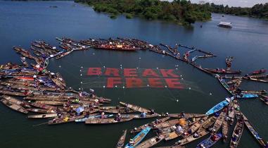 Thailand 17. März 2017: Mehr als 200 Fischerboote aus 50 thailändischen Gemeinden versammeln sich auf dem Fluss Mun bei Don Kham Puang, um für Break Free zu demonstrieren