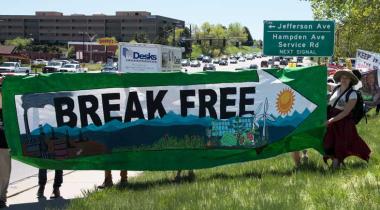 Lakewood/Colorado, Mai 2016: Aktivist/innen protestieren gegen die geplante Verpachtung öffentlichen Grund und Bodens für die Erschließung fossiler Rohstoffe 