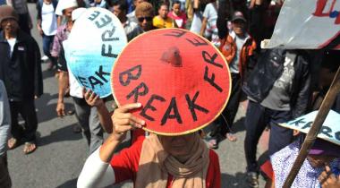 Jakarta 11. Mai 2016: Tausende Menschen ziehen in Karnevalstimmung durch die Straßen. Unter dem Motto "Break Free" fordern sie die Energiewende - weg von der Kohle, hin zu Wind- und Sonnenkraft 