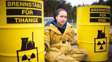 Greenpeace-Aktivistin protestiert mit gelben Atomfass gegen die Fertigung von Brennelementen in Lingen.