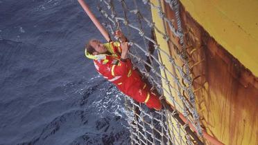 Ein Aktivist klettert an der 40 Meter hohen Plattform Brent Spar in der Nordsee hoch, Mai 1995