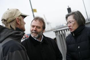 Greenpeace-Geschäftsführerin Brigitte Behrens und Kampagnengeschäftsführer Roland Hipp im Gespräch mit Beluga II-Kapitän Uwe Linke