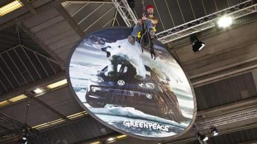 VW Aktion im Autosalon in Brüssel im Dezember 2012