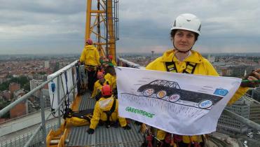  Greenpeace-Aktivisten protestierten auf Kränen, Dächern, an Fassaden gegen die rückständige Energiepolitik der EU, 27.06.2014