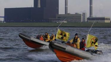 Greenpeace-Aktivisten protestieren in Schlauchbooten vor dem AKW Brunsbüttel, August 2007