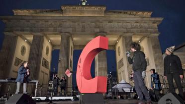 Das C der CDU vor dem Brandenburger Tor in Berlin