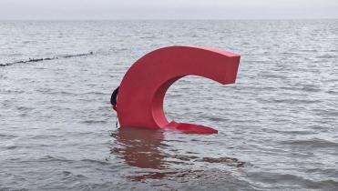 Das C der CDU halb versunken in der Nordsee