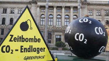 Protest gegen Verabschiedung CCS-Gesetz mit CO2-Bombenmodell, September 2011