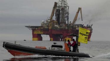 Protest mit der Esperanza gegen Cairn Energy vor Grönland im August 2010