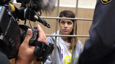 Camila Speziale in Murmansk vor dem Untersuchungsrichter, Oktober 2013