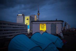 26./27. Mai 2014: Auch auf dem Dach der Linken-Parteizentrale haben ein paar Greenpeace-Aktivisten ihre Zelte aufgeschlagen
