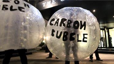 Protestler demonstrieren als "Carbon-Bubbles" verkleidet gegen Investitionen gegen Fossile Brennstoffe.